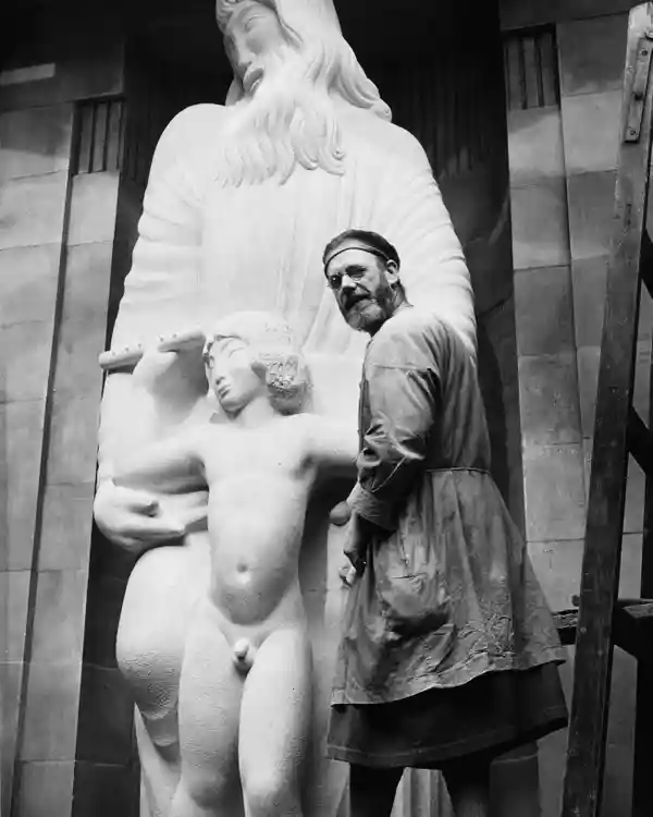 1932年、エリック・ギルとBBC入口前の彫刻。